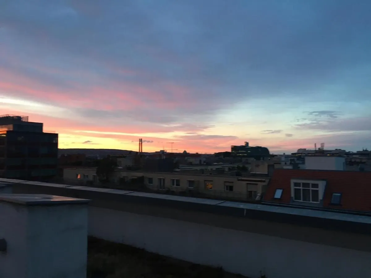 Dachgeschosswohnung Mit Kostenlosem Parkplatz Und Internet! Vienna Austria