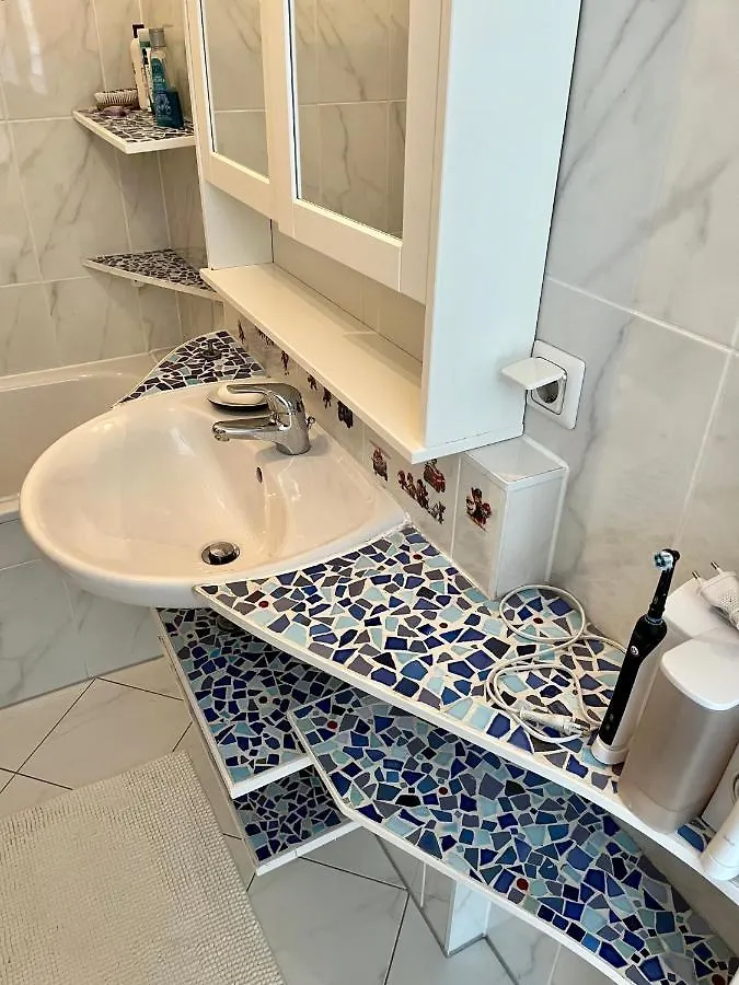 Dachgeschosswohnung Mit Kostenlosem Parkplatz Und Internet! Vienna Apartment