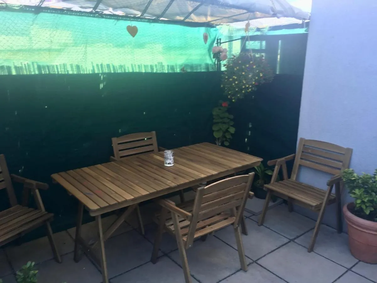 Dachgeschosswohnung Mit Kostenlosem Parkplatz Und Internet! Viena