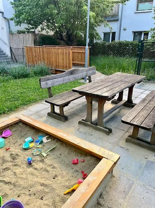 Dachgeschosswohnung Mit Kostenlosem Parkplatz Und Internet! Wiedeń Apartament