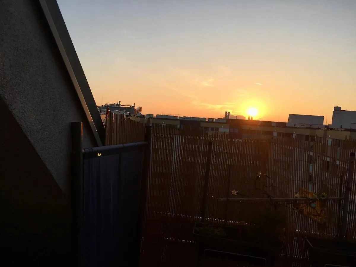Dachgeschosswohnung Mit Kostenlosem Parkplatz Und Internet! Wiedeń Apartament