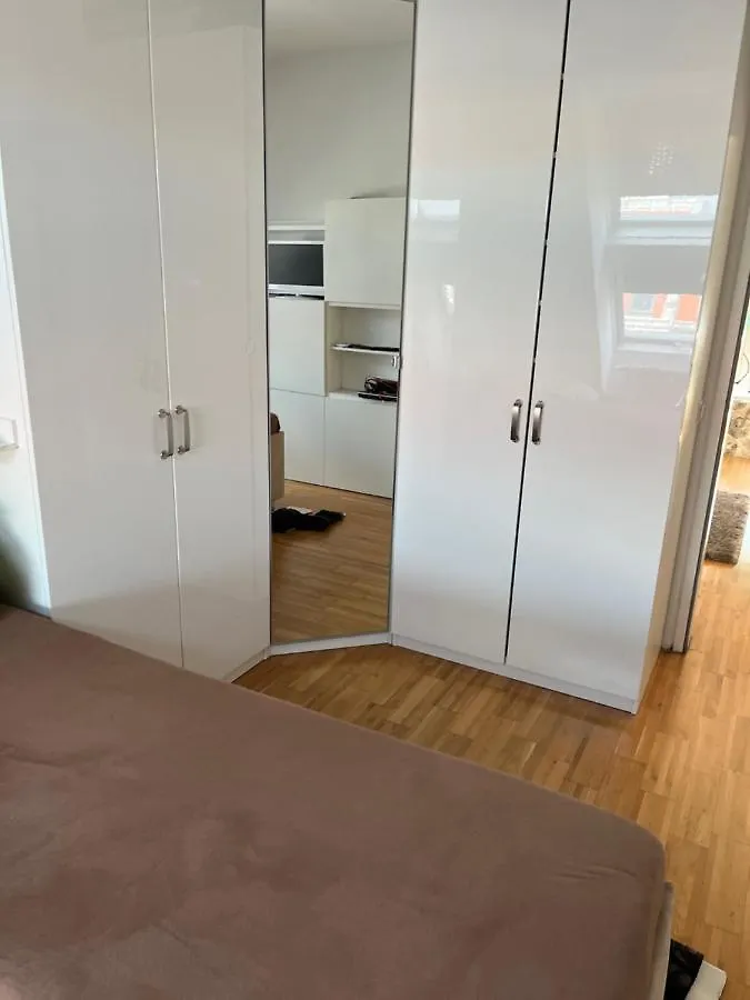 Dachgeschosswohnung Mit Kostenlosem Parkplatz Und Internet! Viena 0*,  Austria