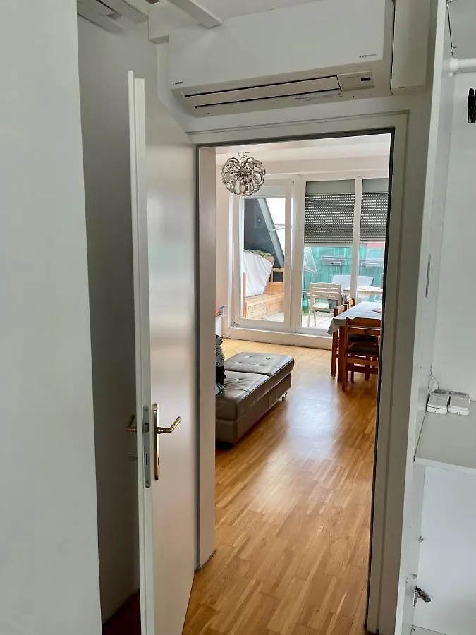 Dachgeschosswohnung Mit Kostenlosem Parkplatz Und Internet! Wiedeń
