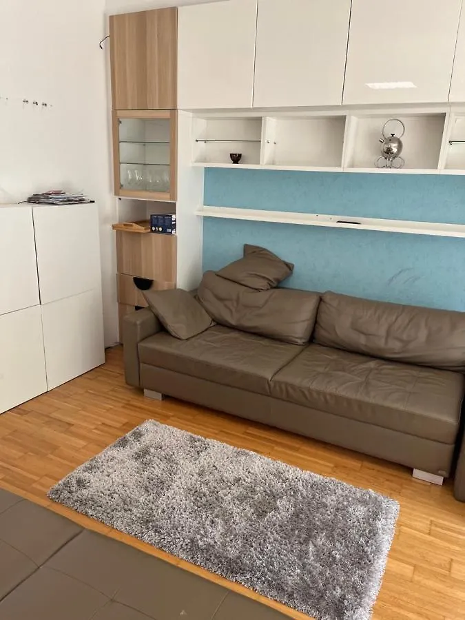 Dachgeschosswohnung Mit Kostenlosem Parkplatz Und Internet! Wiedeń Austria