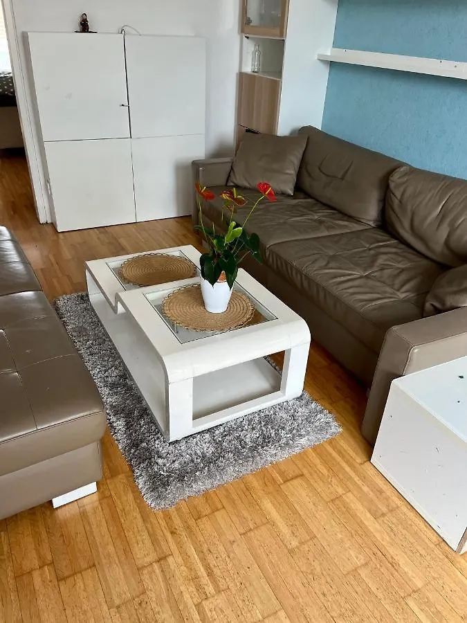 Dachgeschosswohnung Mit Kostenlosem Parkplatz Und Internet! Wiedeń Austria