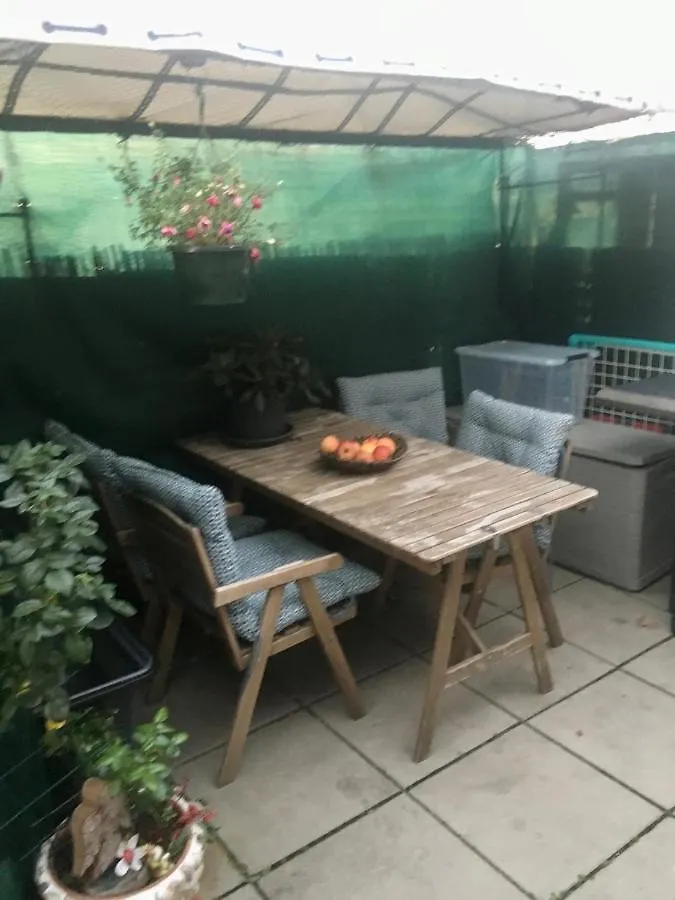 Dachgeschosswohnung Mit Kostenlosem Parkplatz Und Internet! Wiedeń Apartament
