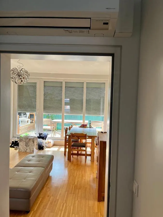 Dachgeschosswohnung Mit Kostenlosem Parkplatz Und Internet! Wiedeń Austria