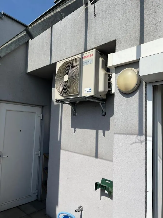 Apartament Dachgeschosswohnung Mit Kostenlosem Parkplatz Und Internet! Wiedeń